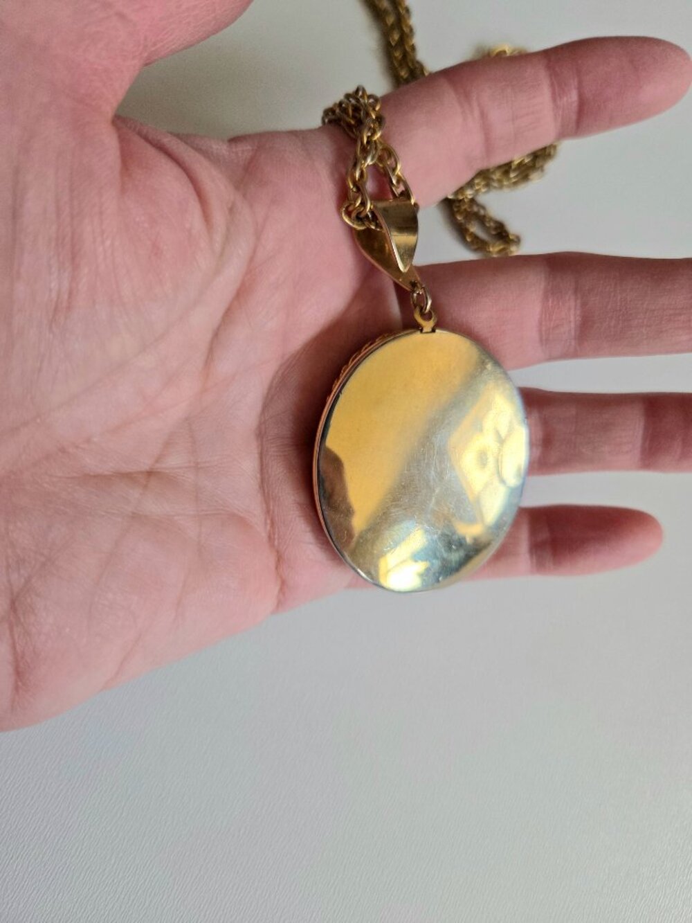 Vintage Large Cameo Locket Pendant Gold Tone Oval Woman Portrait Thick Chain. - Picture 4 of 5